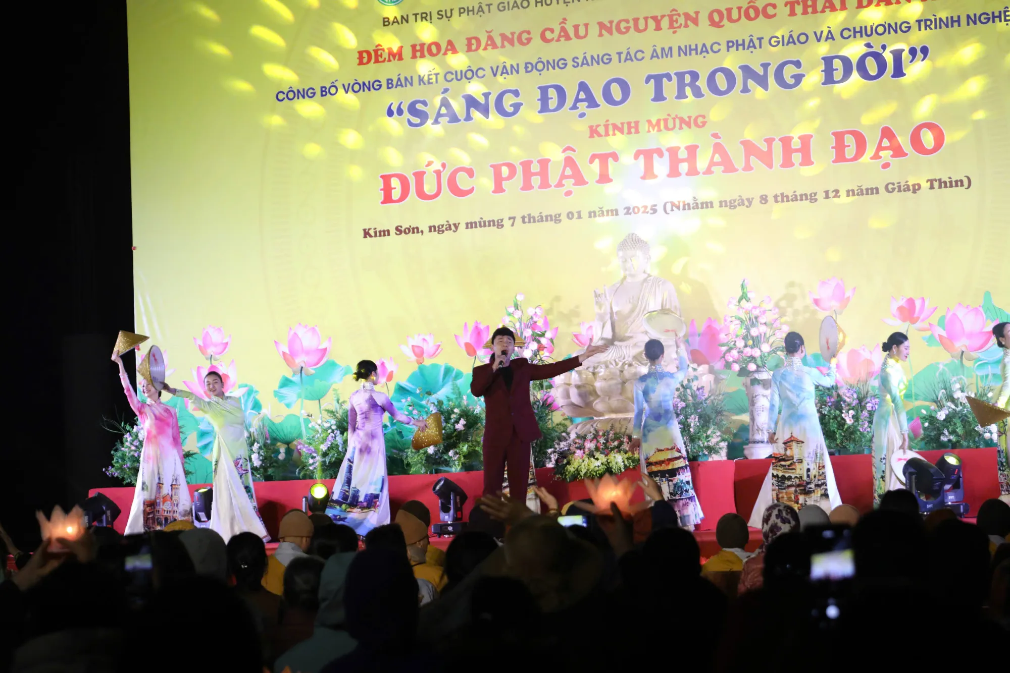 Chư Tôn đức Lãnh đạo Ban Văn hoá Trung ương GHPGVN kết hợp cùng BTS GHPGVN tỉnh Ninh Bình trang nghiêm tổ chức đêm hoa đăng cầu nguyện Quốc thái dân an mừng ngày đại lễ Phật Thành đạo