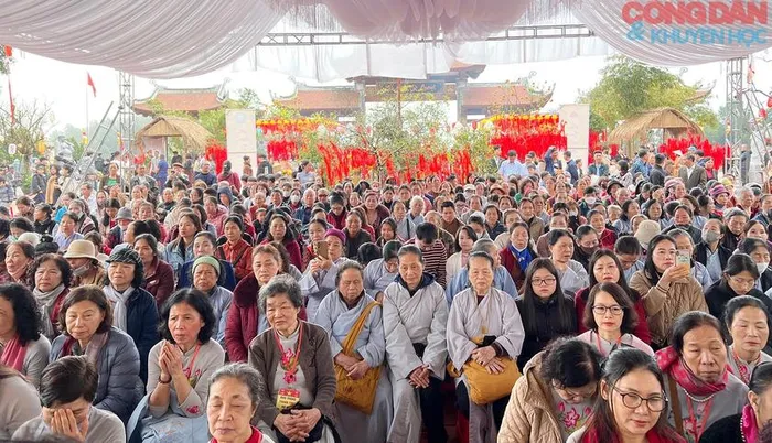 Hàng ngàn người lên chùa từ sáng sớm để dự lễ khai bút đầu Xuân Ất 2025 Tỵ.