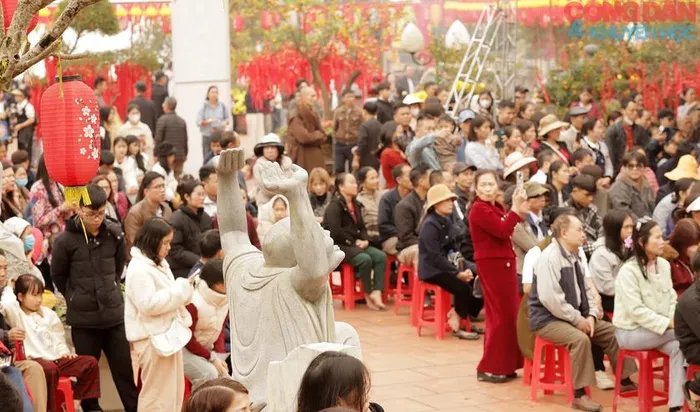 Nhiều người lắng nghe tại buổi lễ khai bút đầu Xuân.