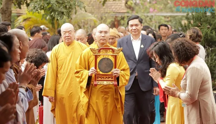 Các phật tử đảnh lễ chư tăng vào làm lễ khai bút đầu Xuân 2025.