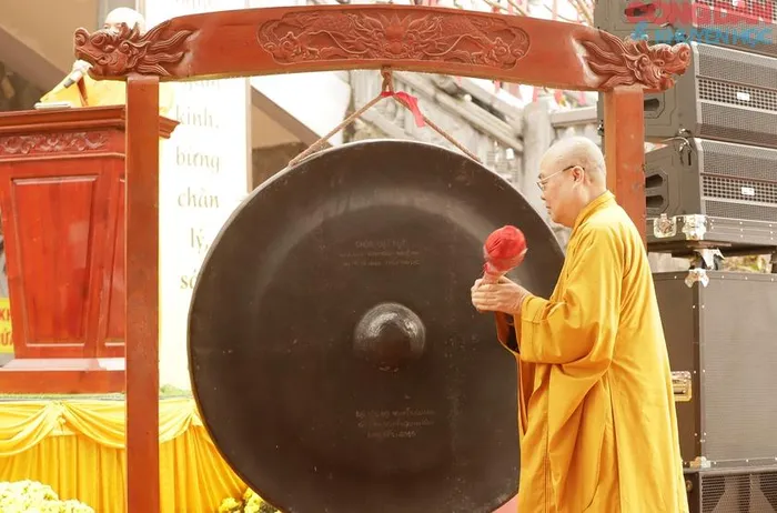 Trưởng lão Hòa thượng Thích Thanh Nhiễu, Ủy viên thường trực Hội đồng chứng minh, Phó chủ tịch thường trực Hội đồng Trị sự Giáo hội Phật giáo Việt Nam đánh cồng chiêng.