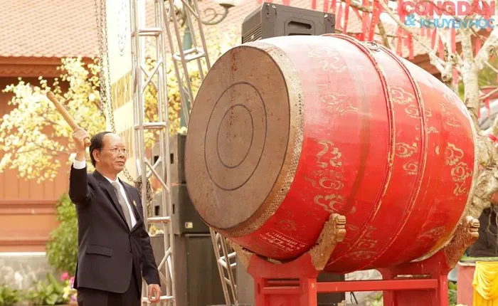 Phó Chủ tịch ủy ban nhân dân tỉnh Nghệ An Bùi Thanh An đánh trống tại buổi khai bút đầu Xuân.