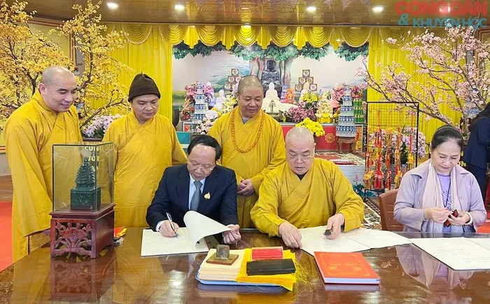 Lãnh đạo ủy ban nhân dân tỉnh Nghệ An cùng đại diện Giáo Hội Phật giáo Việt Nam mở sổ vàng khai bút đầu Xuân Ất Tỵ.