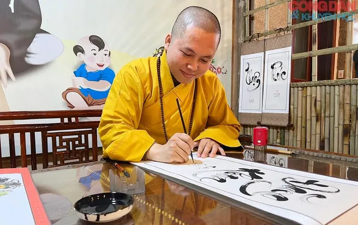 Bậc tu sĩ cho chữ đầu năm tại chùa Đại Tuệ.