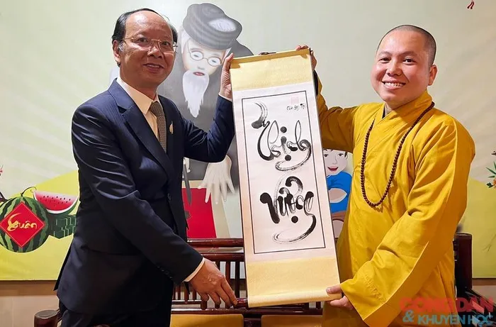 Ông Bùi Thanh An - Phó Chủ tịch ủy ban nhân dân tỉnh Nghệ An (bên trái) nhận chữ đầu Xuân, mong muốn Nghệ An ngày càng thịnh vượng.