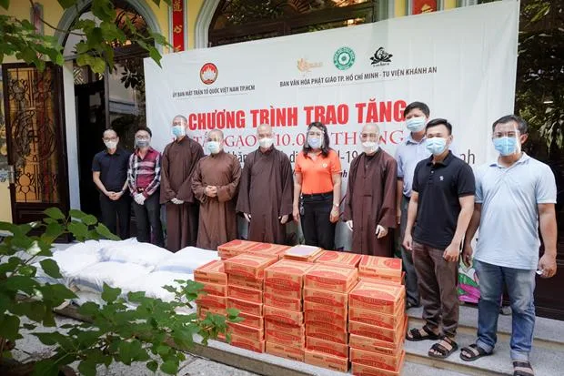 TP.HCM: Ban Văn hoá Phật giáo thành phố khởi động chương trình tặng 100 tấn gạo cùng 10.000 thùng mì cho người dân bị ảnh hưởng dịch covid-19.
