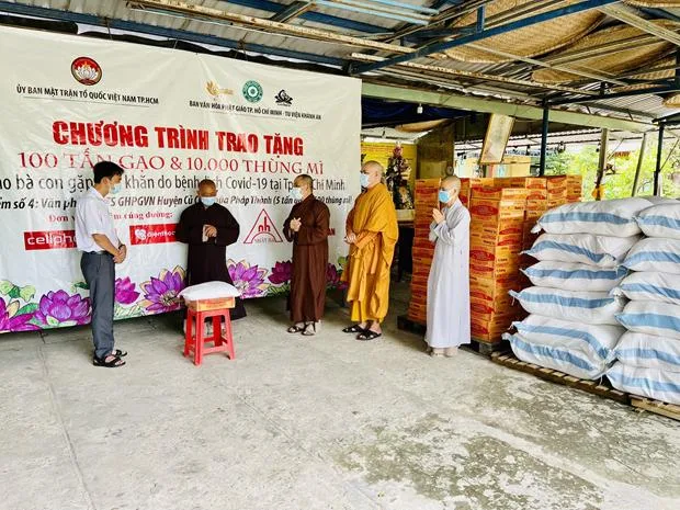 TP. HCM: Ban Văn hoá Phật giáo thành phố trao tặng hơn 10 tấn gạo và 1000 thùng mì tại huyện Hóc Môn và Củ Chi
