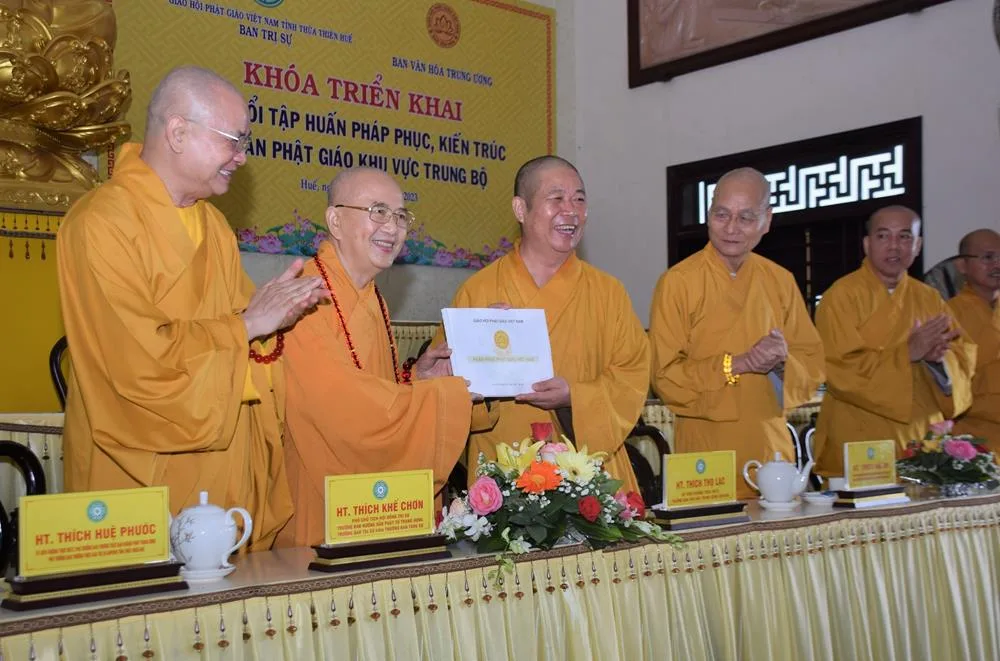 TT. Huế: Ban Văn hoá TƯ triển khai trao đổi tập huấn Pháp phục, kiến trúc, Di sản Phật giáo các tỉnh thành khu vực Trung bộ