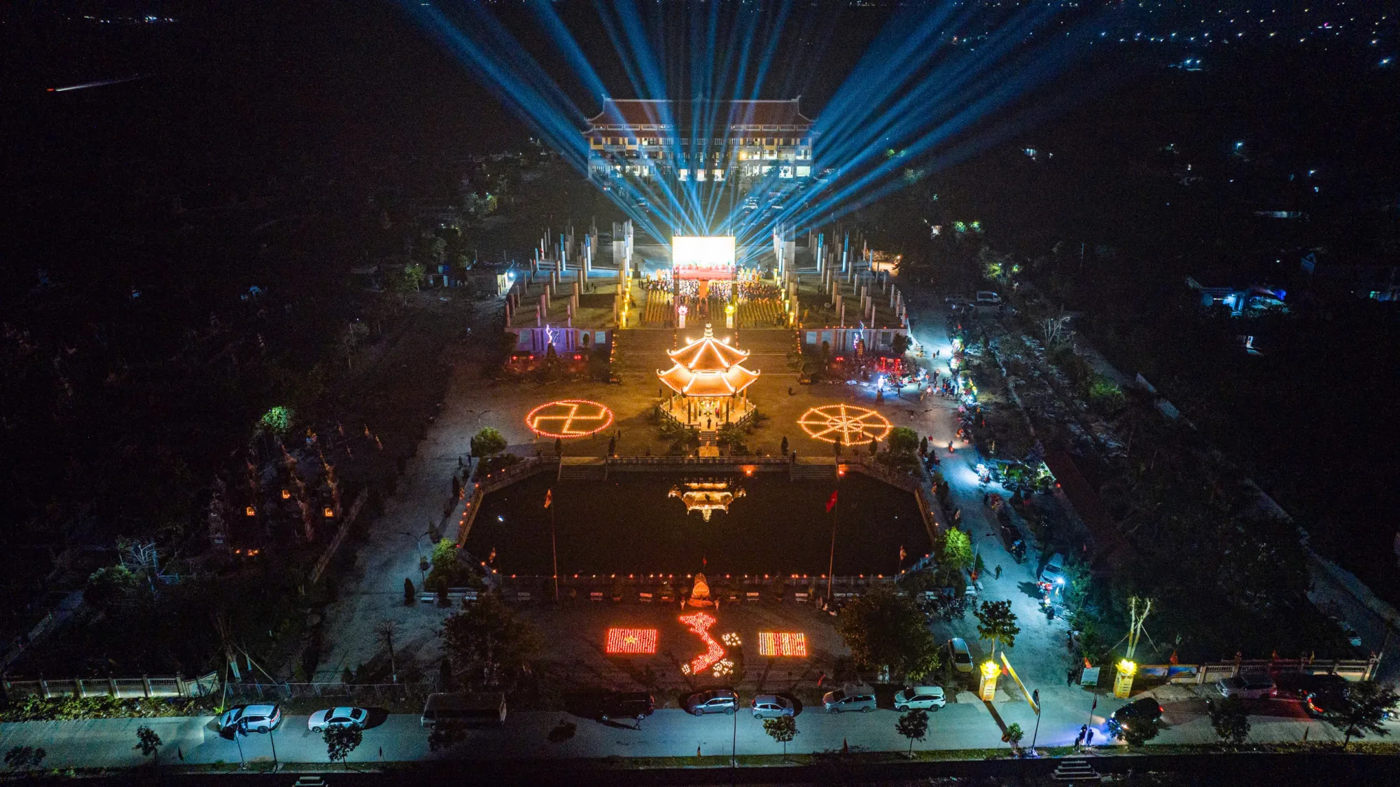 Chư Tôn đức Lãnh đạo Ban Văn hoá Trung ương GHPGVN kết hợp cùng BTS GHPGVN tỉnh Ninh Bình trang nghiêm tổ chức đêm hoa đăng cầu nguyện Quốc thái dân an mừng ngày đại lễ Phật Thành đạo