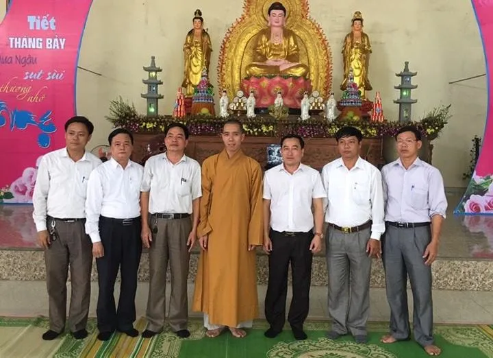 Đoàn chụp hình lưu niệm tại chùa Bát Nhã