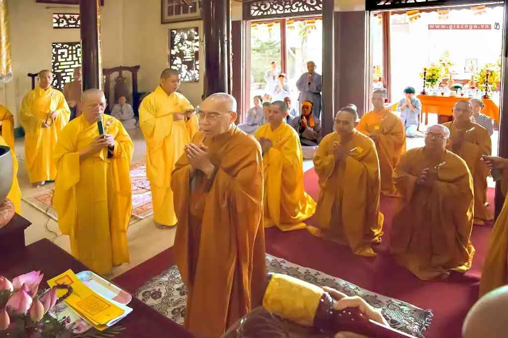 Lễ cúng ngọ tại chánh điện