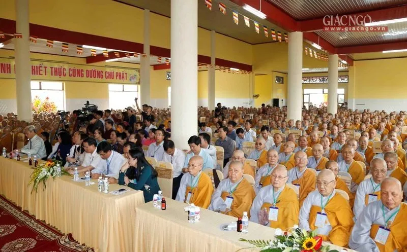 Đoàn thiếu nữ dâng hoa