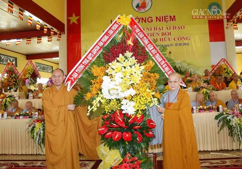 TT.Thích Đức Thiện thay mặt HĐTS tặng hoa chúc mừng