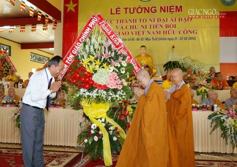 Ban Tôn giáo Chính phủ tặng hoa chúc mừng