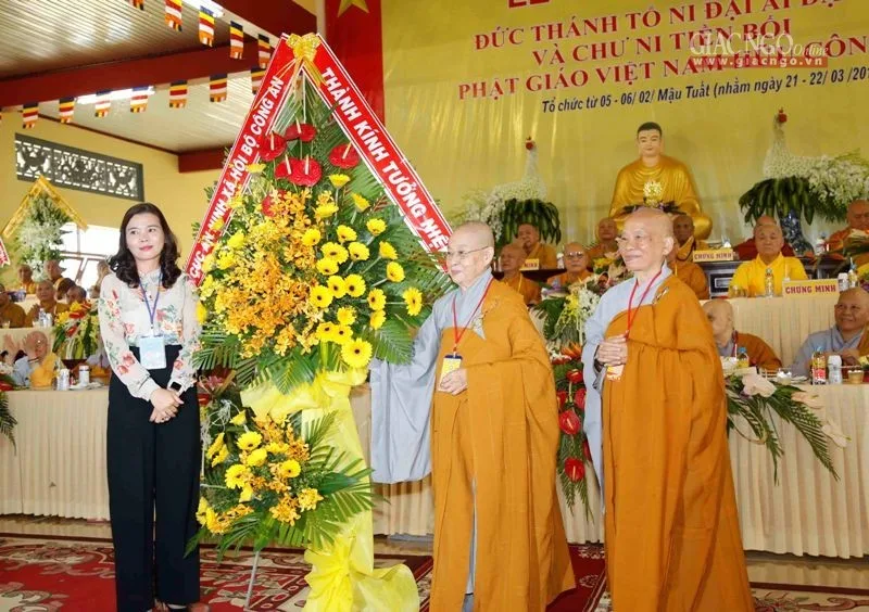 Cục An ninh xã hội - Bộ Công an tặng hoa