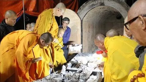 Xá-lợi (P=S. Śarīra) thường được phiên âm bằng những từ khác nhau, từ thông dụng nhất là xá-lợi hay thật-lợi (實利), thiết-lợi-la (設利羅), thất-lợi (室利)… Sarīra cũng có nghĩa là tử thi đối với người vừa mới chết hay di cốt còn sót lại sau lễ hỏa thiêu.
