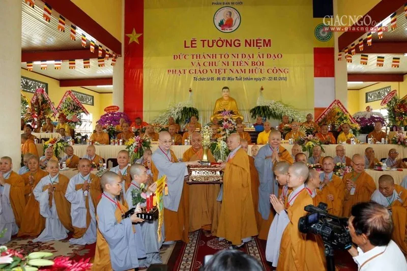 Trao cờ đăng cai tới Phân ban Ni giới tỉnh Tiền Giang