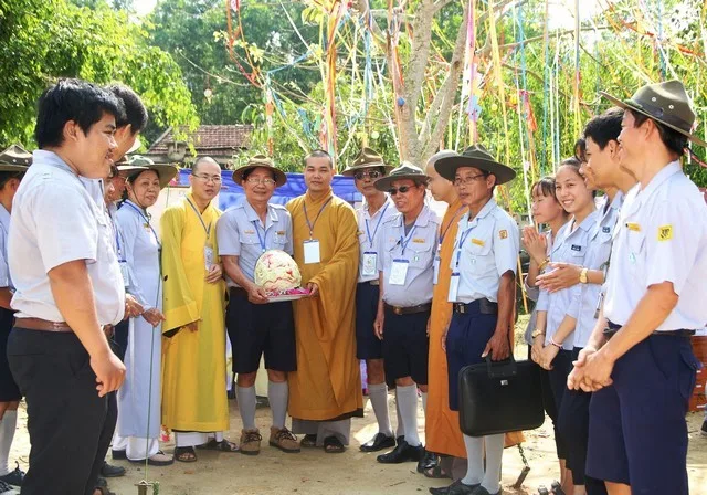 Chư tôn đức Tăng chứng minh thăm các trại sinh