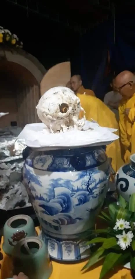 Sau khi thiêu 24h, tất cả xương cứng trở thành các mảnh vụn, xương đầu tuy cứng, nhưng không cứng hơn xương đùi mà còn nguyên vẹn. Đó là chưa nói đến gỗ áo quan cháy rồi sập xuống mà không làm bể xương đầu của ngài. Đó là điều hiếm thấy và trở thành