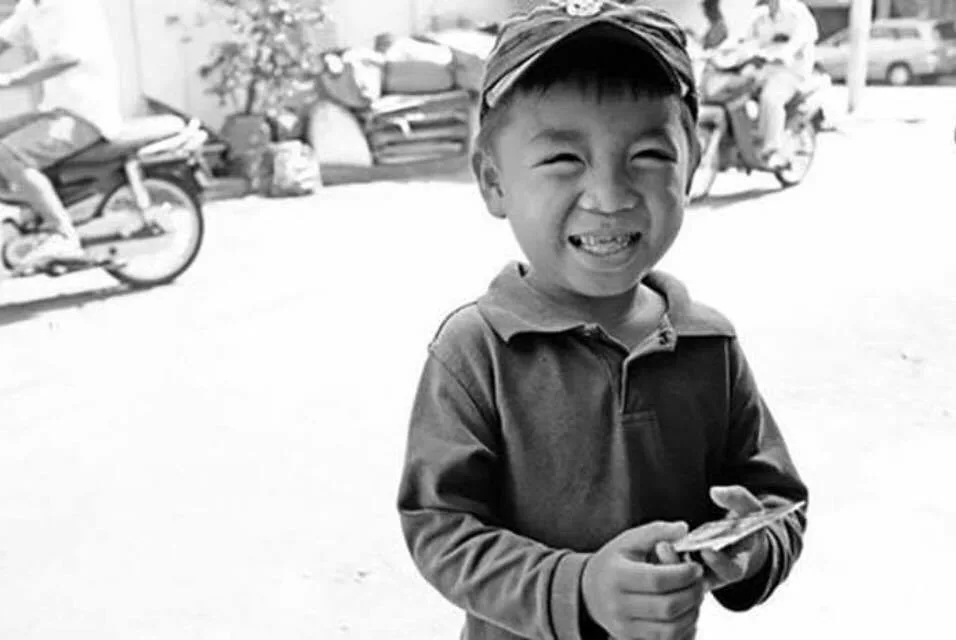 Mấy ai ngờ được rằng, sau nụ cười thiên thần ấy lại là một hoàn cảnh bất hạnh đến vậy.