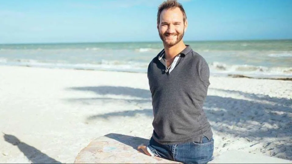 Từ thuở ấu thơ, Nick Vujicic đã phải đấu tranh cả về tinh thần, tình cảm cũng như thể xác, nhưng rồi cuối cùng anh đã quyết định đối mặt với khuyết tật của mình.