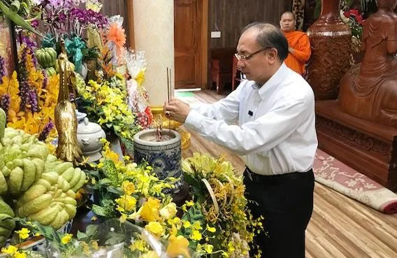 Trung tướng Lê Đông Phong thắp hương cúng dường Tam bảo