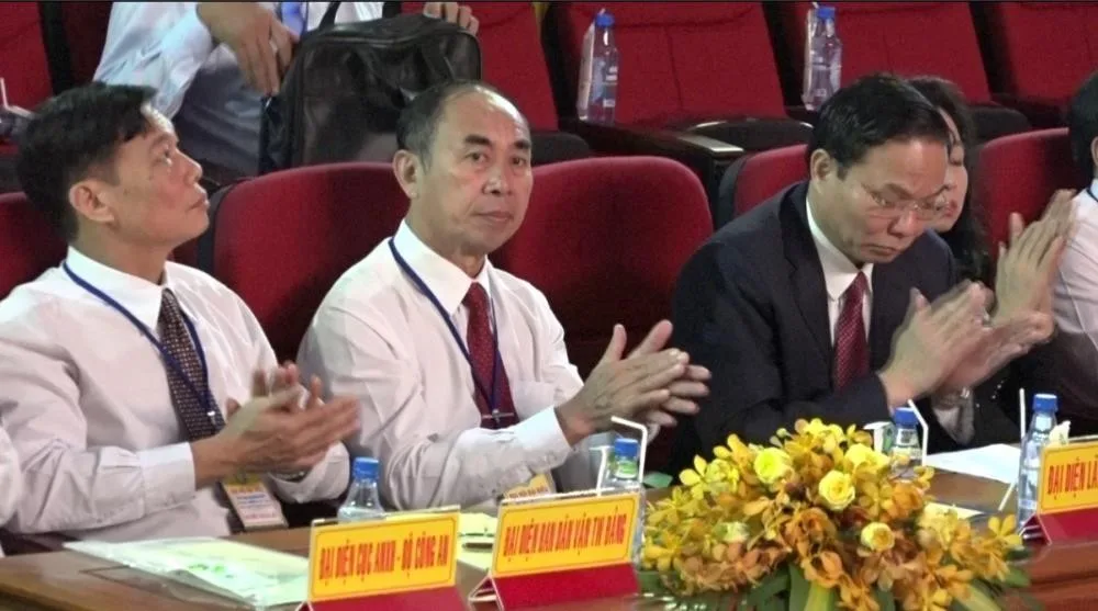 Chính quyền tham dự