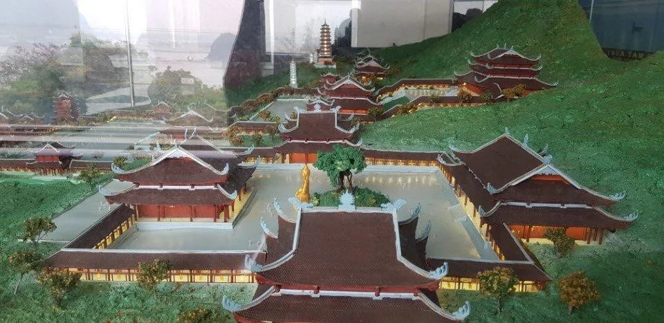 Hoà thượng Chủ tịch trồng cây tại chùa Tam Trúc – nơi tổ chức Vesak LHQ 2019