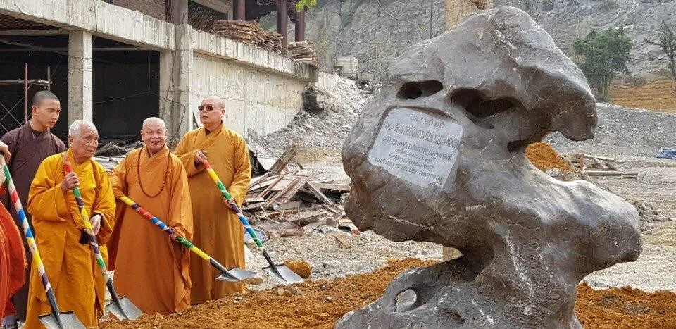 Hoà thượng Chủ tịch trồng cây tại chùa Tam Trúc – nơi tổ chức Vesak LHQ 2019