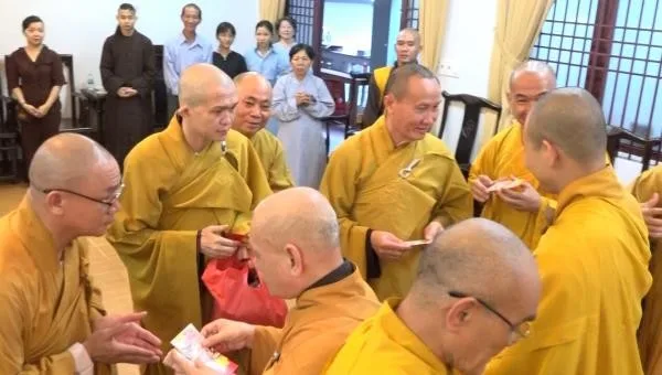 Hòa thượng Chủ tịch trao lộc