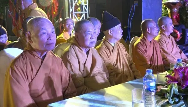 Hòa thượng Chủ tịch cùng chư Tôn đức