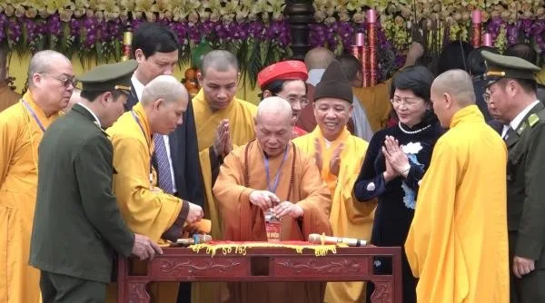 Hòa thượng Chủ tịch khai ấn