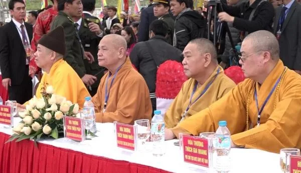 Hòa thượng Chủ tịch (thứ hai từ trái sang) cùng chư Tôn đức