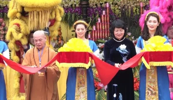 Hòa thượng Chủ tịch cùng Phó Chủ tịch nước cắt băng khánh thành Trung tâm Văn hóa Trúc lâm Yên Tử