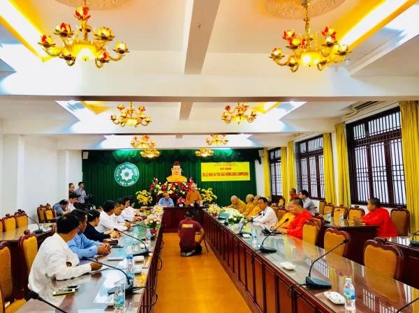 TP.HCM: Trung ương Giáo hội thân mật tiếp đoàn Bộ Lễ nghi và Tôn giáo Campuchia