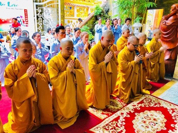 ĐĐ. Thích Thiện Châu (thứ tư từ trái sang)