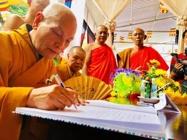 Hoà thượng Chủ tịch ghi Sổ tang
