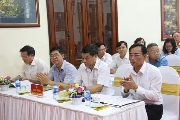 Chính quyền tham dự