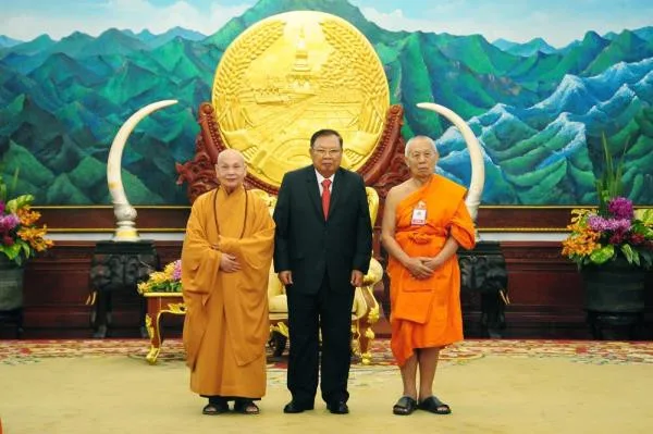 Hoà thượng Chủ tịch Thích Thiện Nhơn cùng Tổng Bí thư, Chủ tịch nước Lào