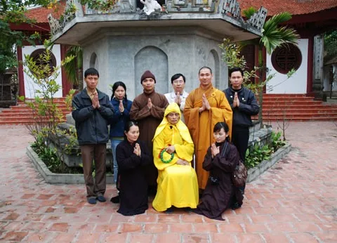 Thành viên BBT trang nhà Phật tử Việt Nam vấn an sức khỏe Đức Pháp chủ GHPGVN (năm 2009)