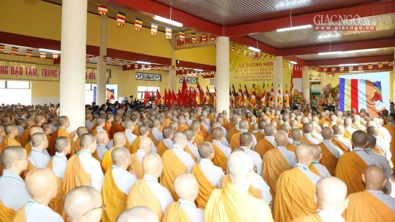 Hòa thượng Chứng minh niệm hương, cử hành nghi thức Đại lễ Phật đản