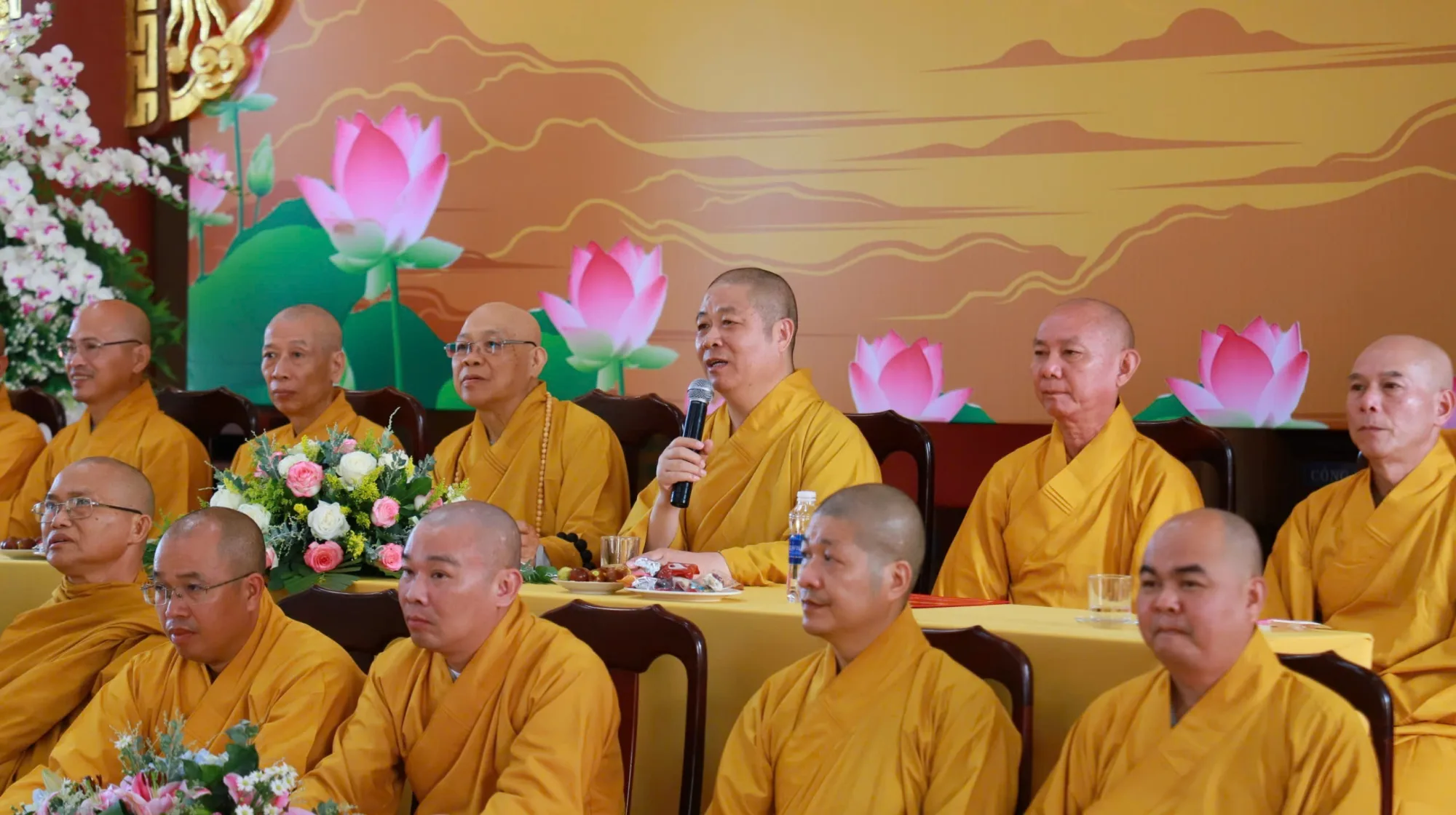 Hoà thượng Thích Thọ Lạc điều phối chương trình thảo luận