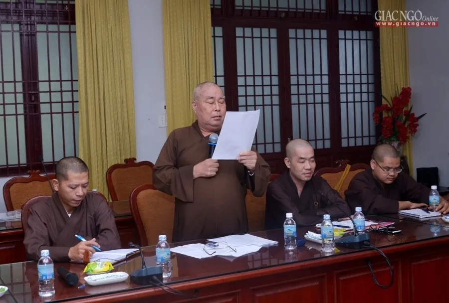 HT.Thích Thiện Tâm trao quyết định đến các ủy viên chính thức, ủy viên dự khuyết