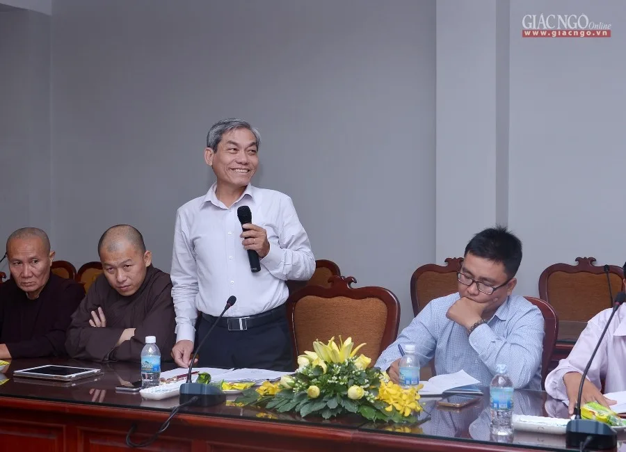 Ông Trà Quang Thanh tặng hoa chúc mừng của Ban Tôn giáo Chính phủ