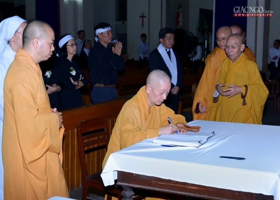 TP.HCM: Hàng ngàn người dự Đại lễ Phật đản PL.2562 tại Việt Nam Quốc Tự