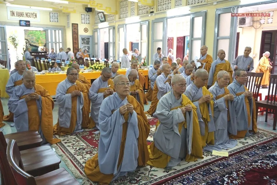 Chư Ni dâng hương tưởng niệm, tri ân Đức Thánh Tổ Ni Đại Ái Đạo