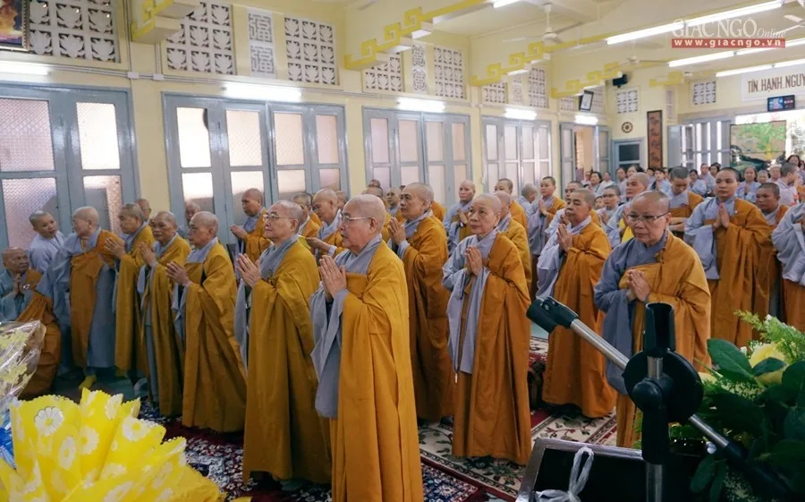 Chư tôn đức Ni thành kính tưởng niệm