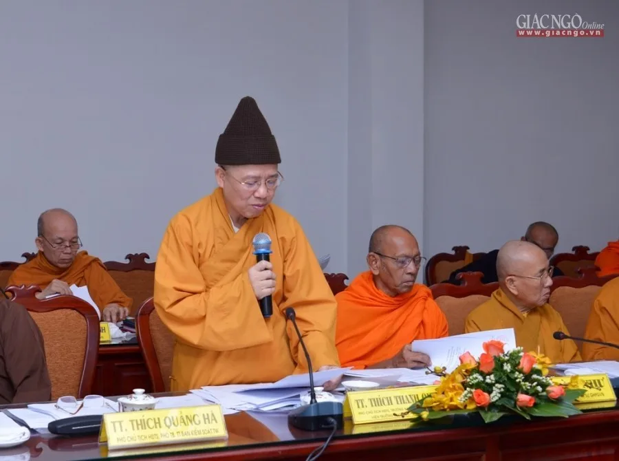 TT.Thích Thanh Quyết trình danh sách nhân sự Ban Giáo dục Phật giáo T.Ư