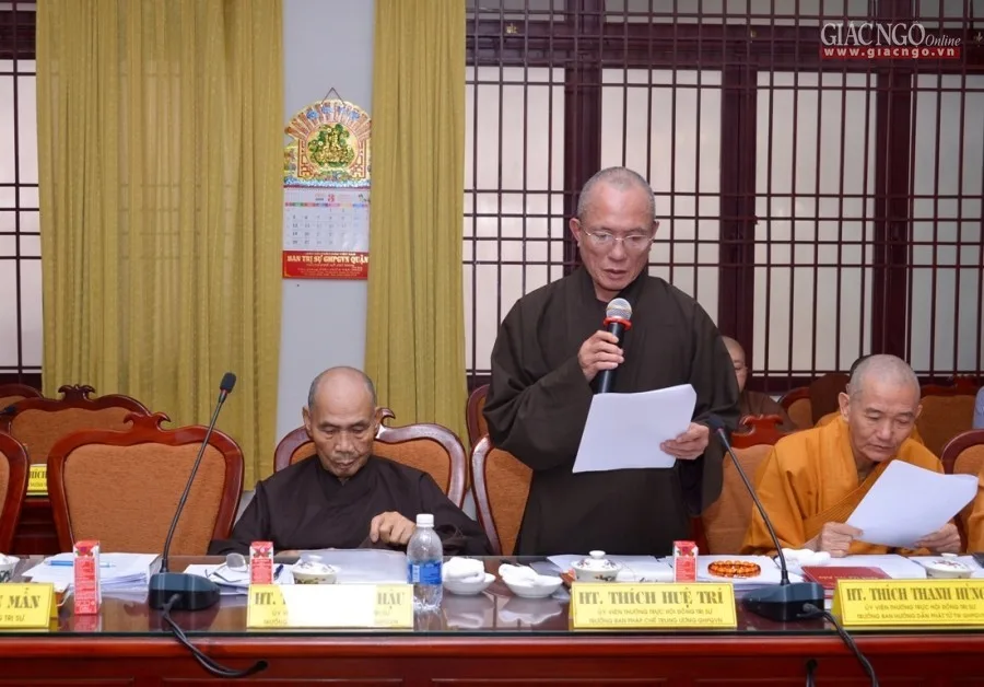 HT.Thích Huệ Trí trình danh sách nhân sự Ban Pháp chế