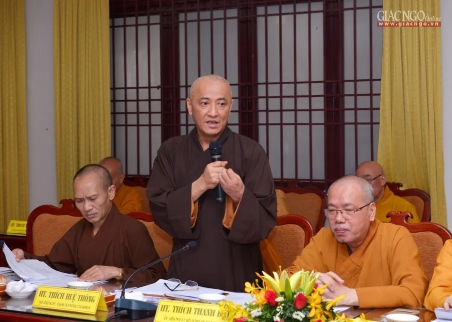 HT.Thích Huệ Thông điều phối phát biểu đóng góp ý kiến
